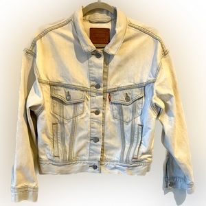 Levi’s Women’s washed denim jacket -size small